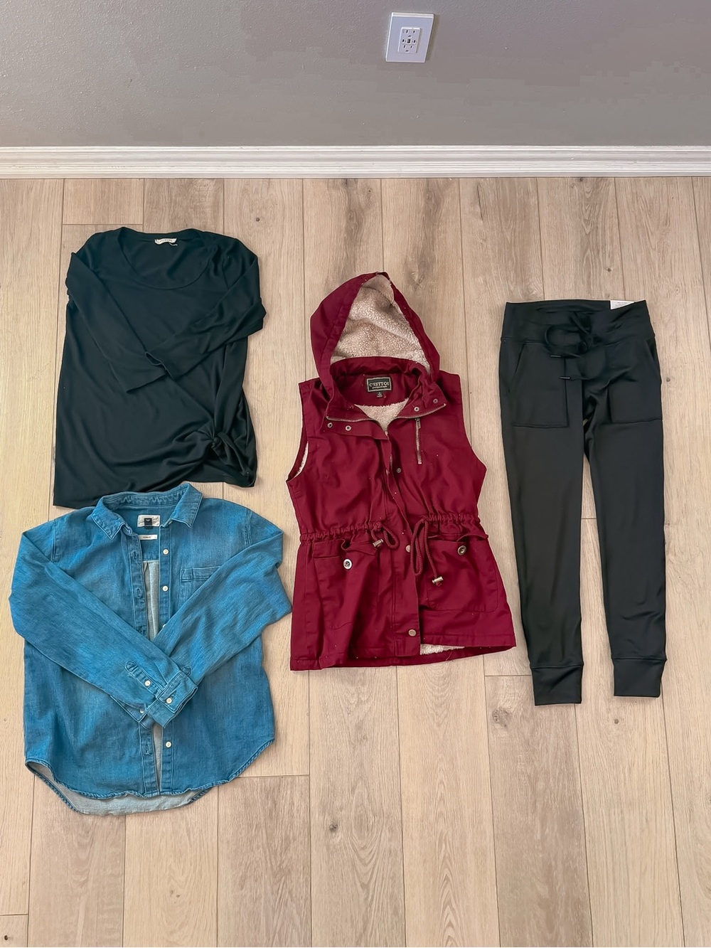 WOMENS TRENDY AND STYLISH BOUTIQUE FALL WINTER CAPSULE OUTFIT BUNDLE SIZE SMALL - Picture 2 of 5